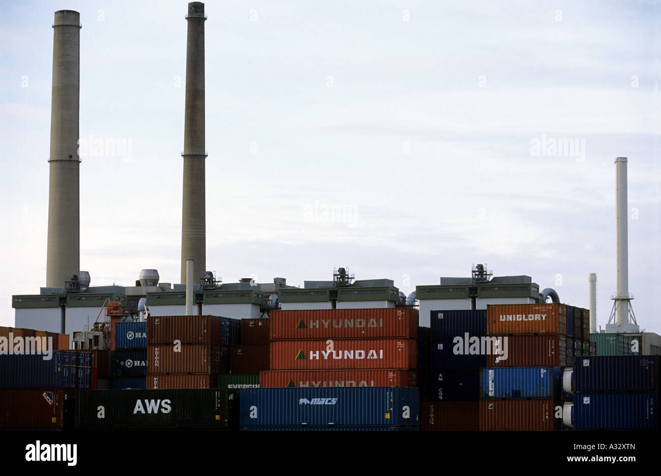 Terminale per container accanto al fiume Reno, Dusseldorf, Renania settentrionale-Vestfalia (Germania). Foto Stock