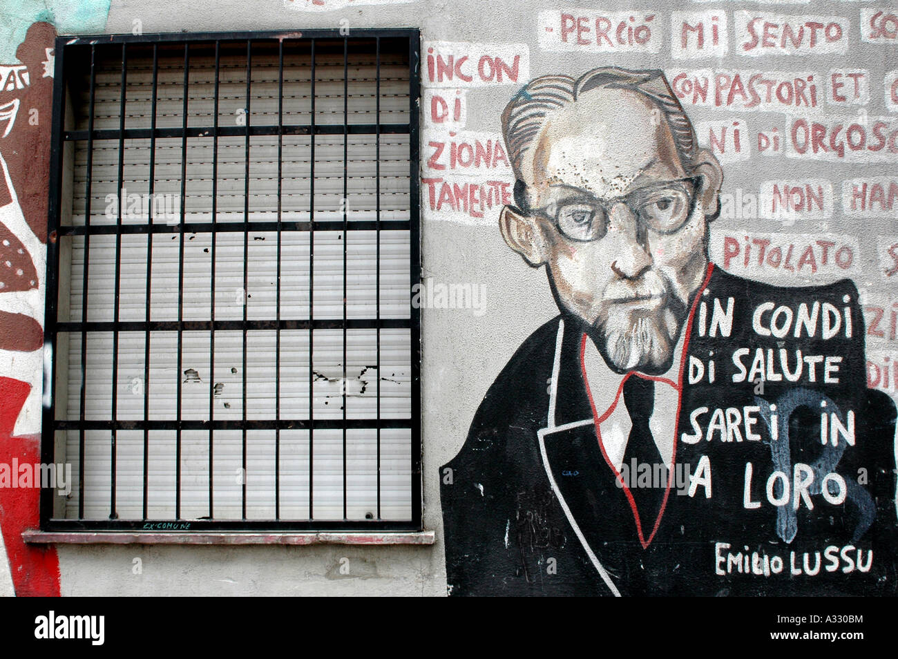 Un murale dedicato al sardo anti fascista e politico Emilio Lussu nella città di Orgosolo Sardegna Italia Foto Stock