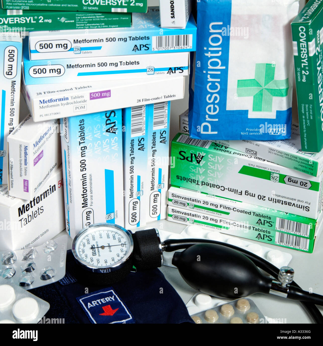 La prescrizione di farmaci e un monitor della pressione del sangue kit Foto Stock