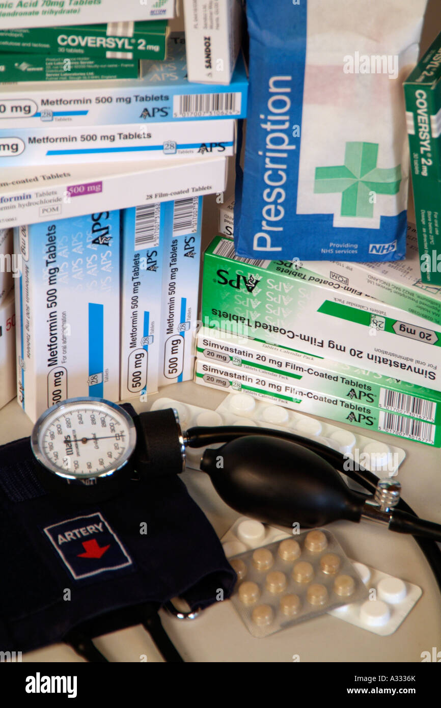La prescrizione di farmaci e un monitor della pressione del sangue kit Foto Stock