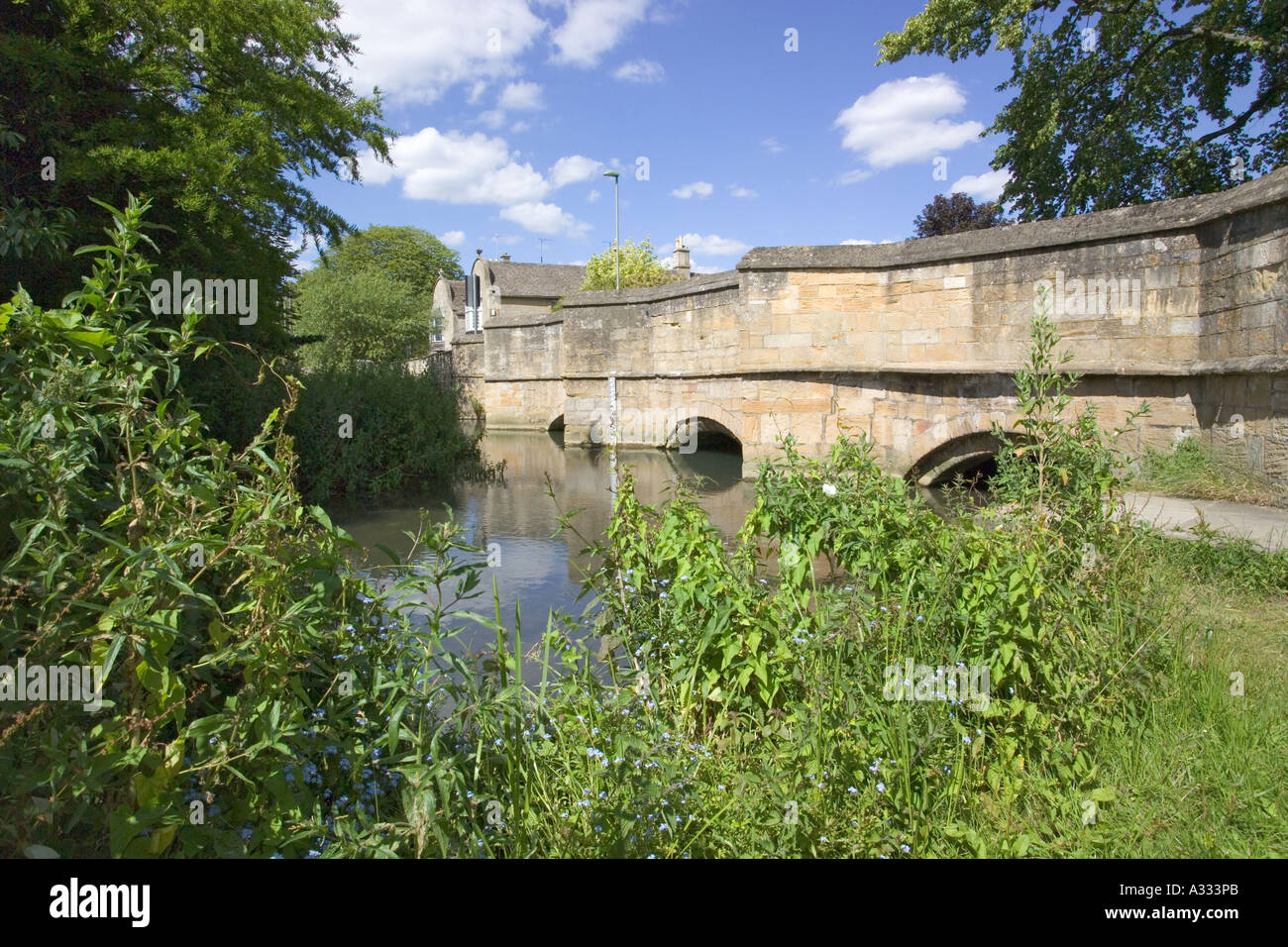 Il ponte a tre archi sul fiume Windrush, nella città di Burford, Oxfordshire UK, nel Cotswold Foto Stock