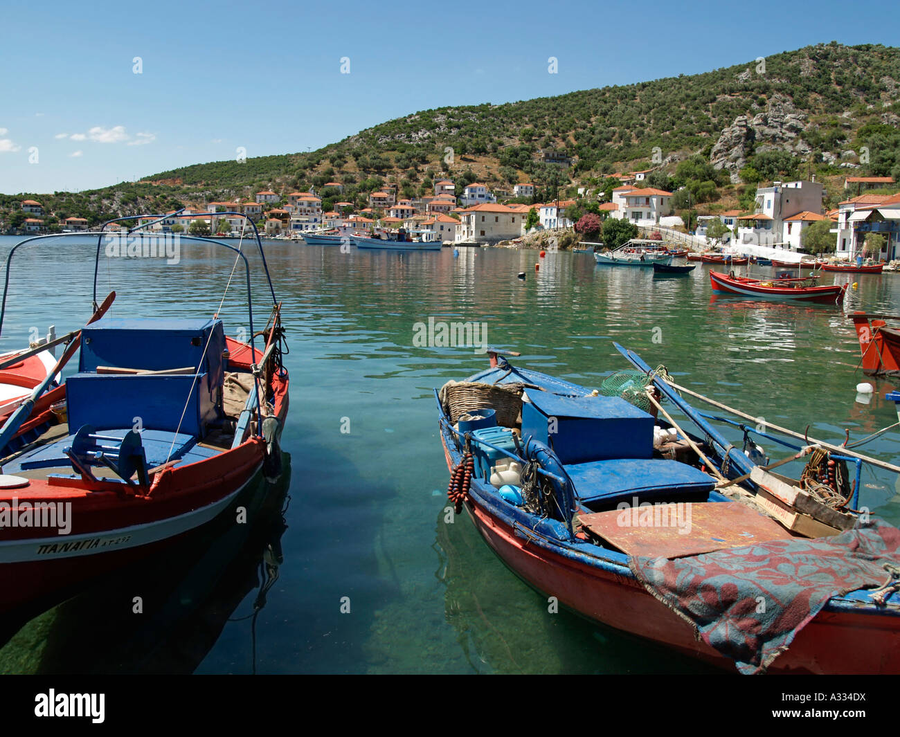 Barche da pesca presso il rifugio di fisher village Agia Kiriaki a sud il punto ad ovest della penisola di Pilion Grecia Tessaglia Foto Stock