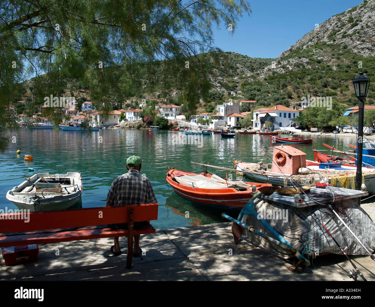 Barche da pesca presso il rifugio di fisher village Agia Kiriaki a sud il punto ad ovest della penisola di Pilion Grecia Tessaglia Foto Stock