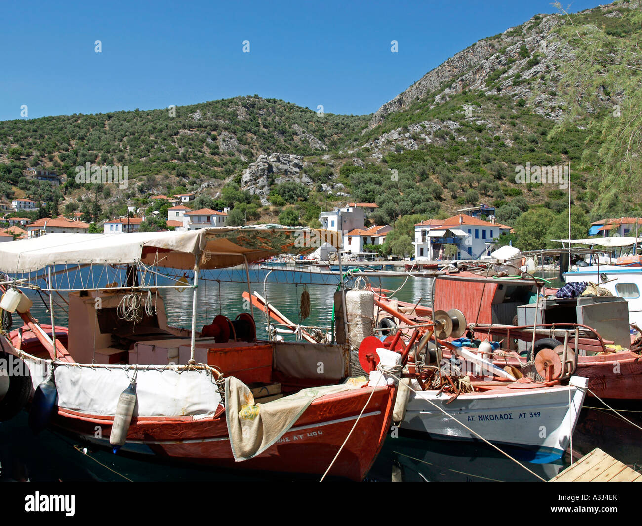 Poco barche da pesca presso il rifugio nel piccolo villaggio di pescatori di Agia Kiriaki a sud il punto ad ovest della penisola di Pilion Foto Stock