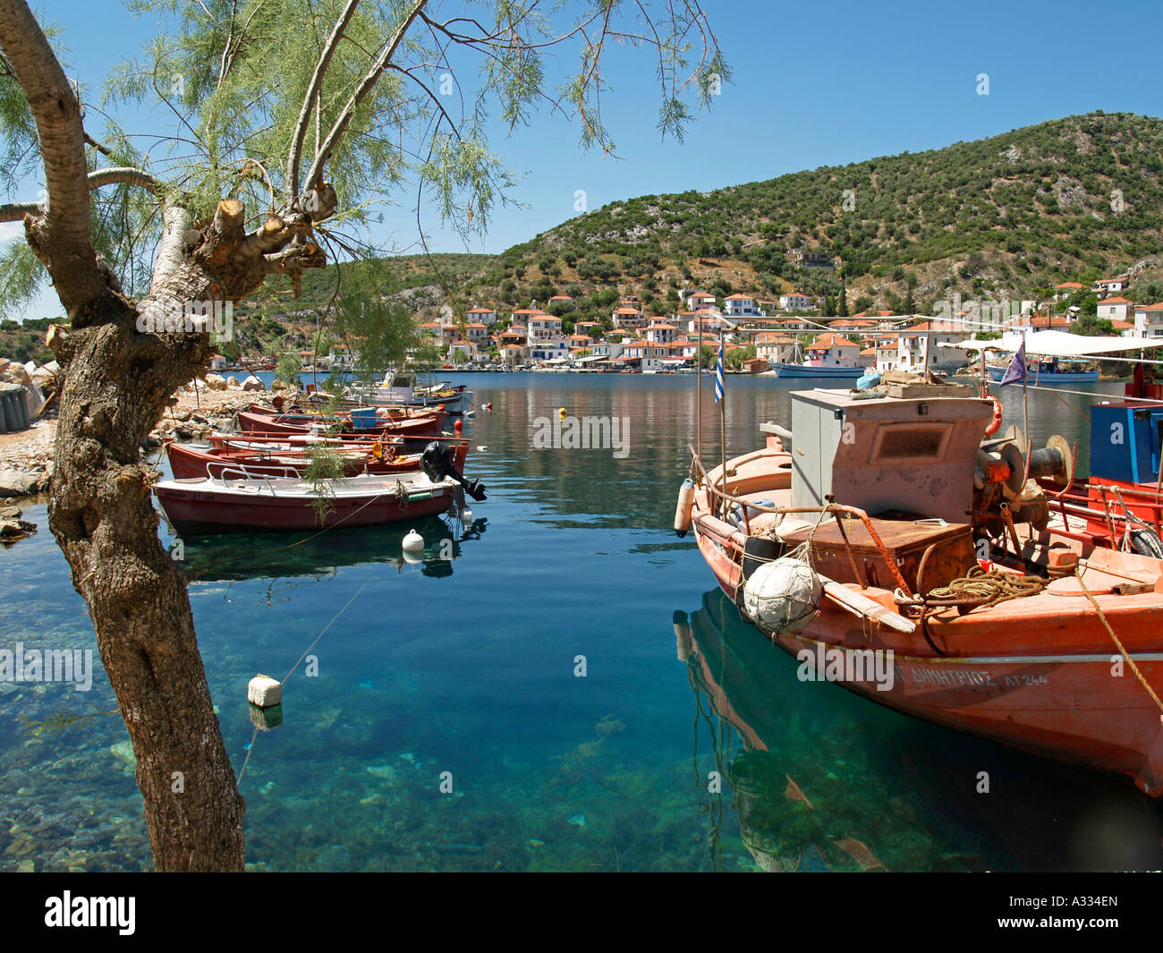 Poco barche da pesca presso il rifugio nel piccolo villaggio di pescatori di Agia Kiriaki a sud il punto ad ovest della penisola di Pilion TS Foto Stock