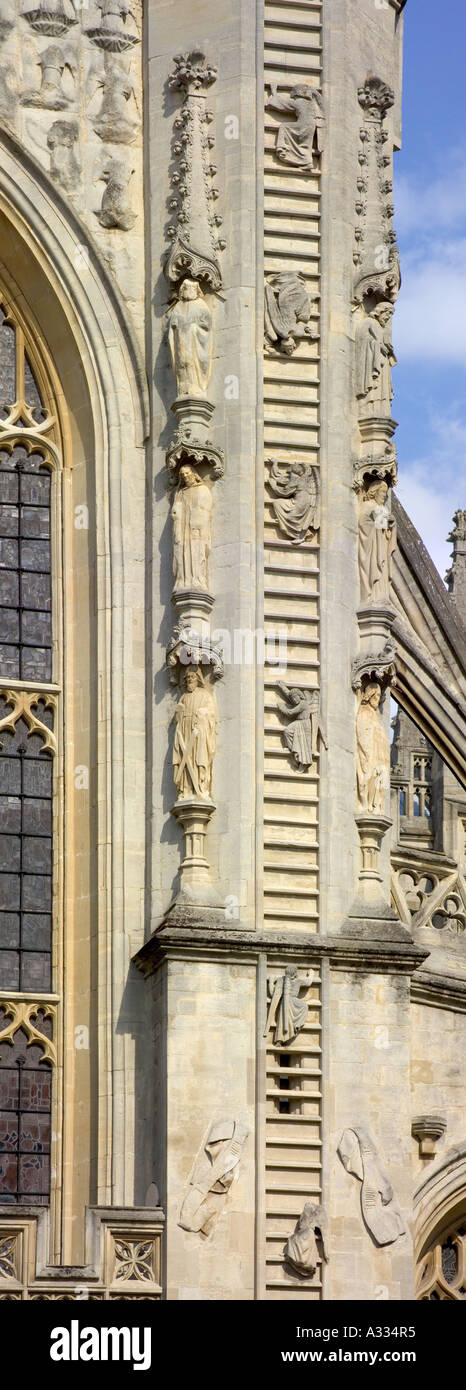 Scultura in pietra di angeli ascendente e discendente la scala di Giacobbe sul fronte ovest di Abbazia di Bath Foto Stock