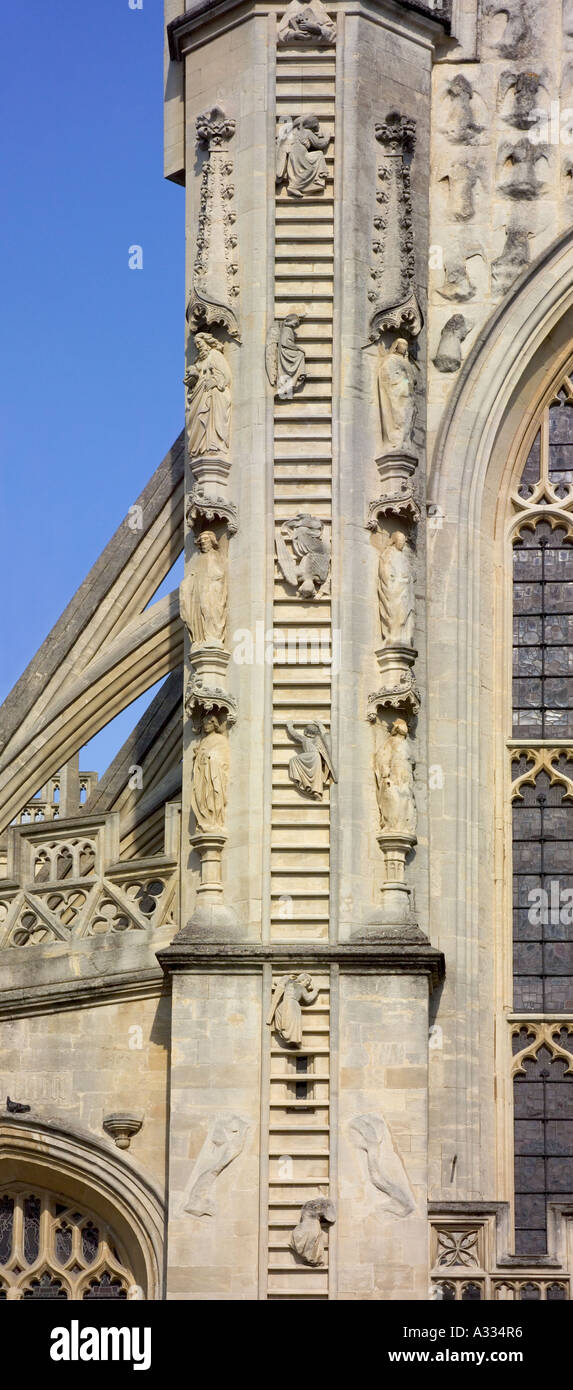 Scultura in pietra di angeli ascendente e discendente la scala di Giacobbe sul fronte ovest di Abbazia di Bath Foto Stock