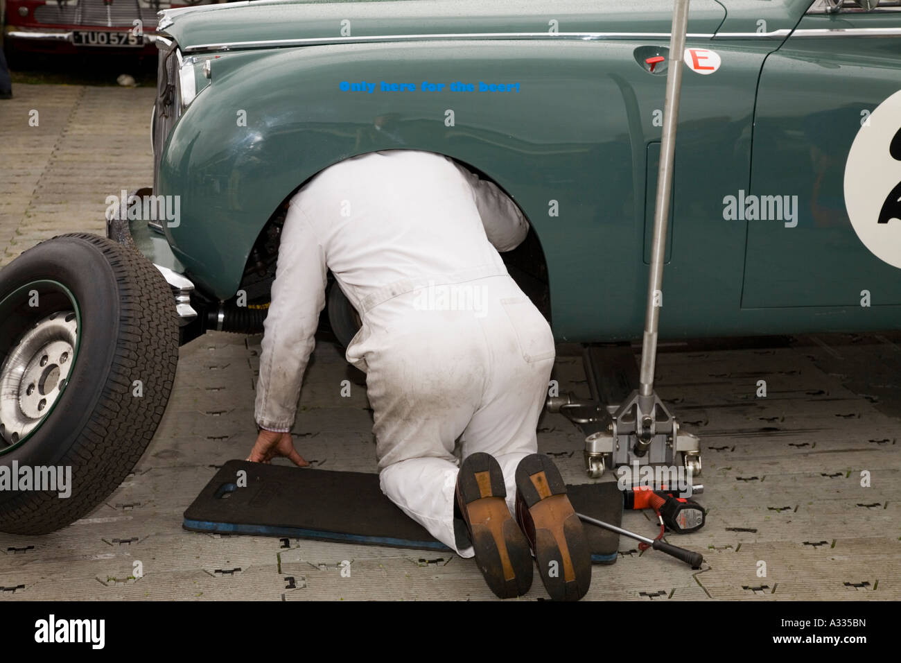 Lavori meccanici su un 1954 Jaguar Mk VII al Goodwood, Sussex, Inghilterra. Foto Stock