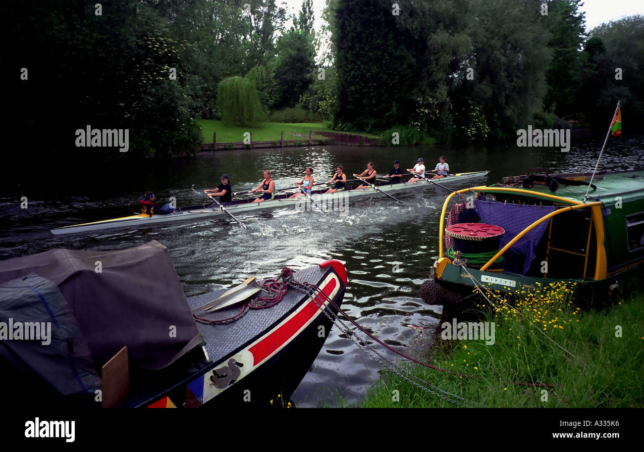 I rematori su una università womens equipaggio del team fila passato case galleggianti sul fiume Cam in Cambridge Inghilterra England Foto Stock