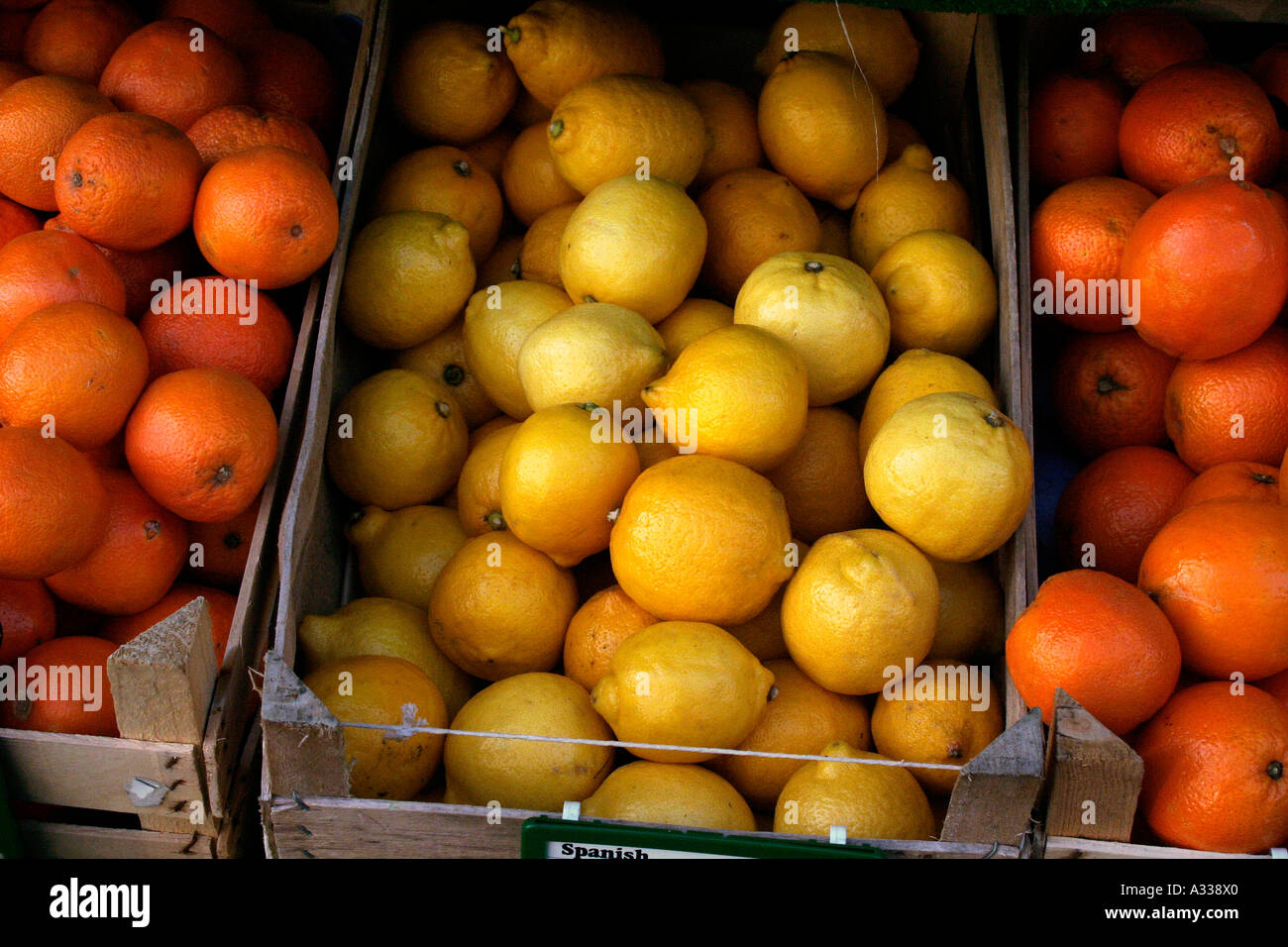 Arance e limoni su un mercato in stallo Foto Stock