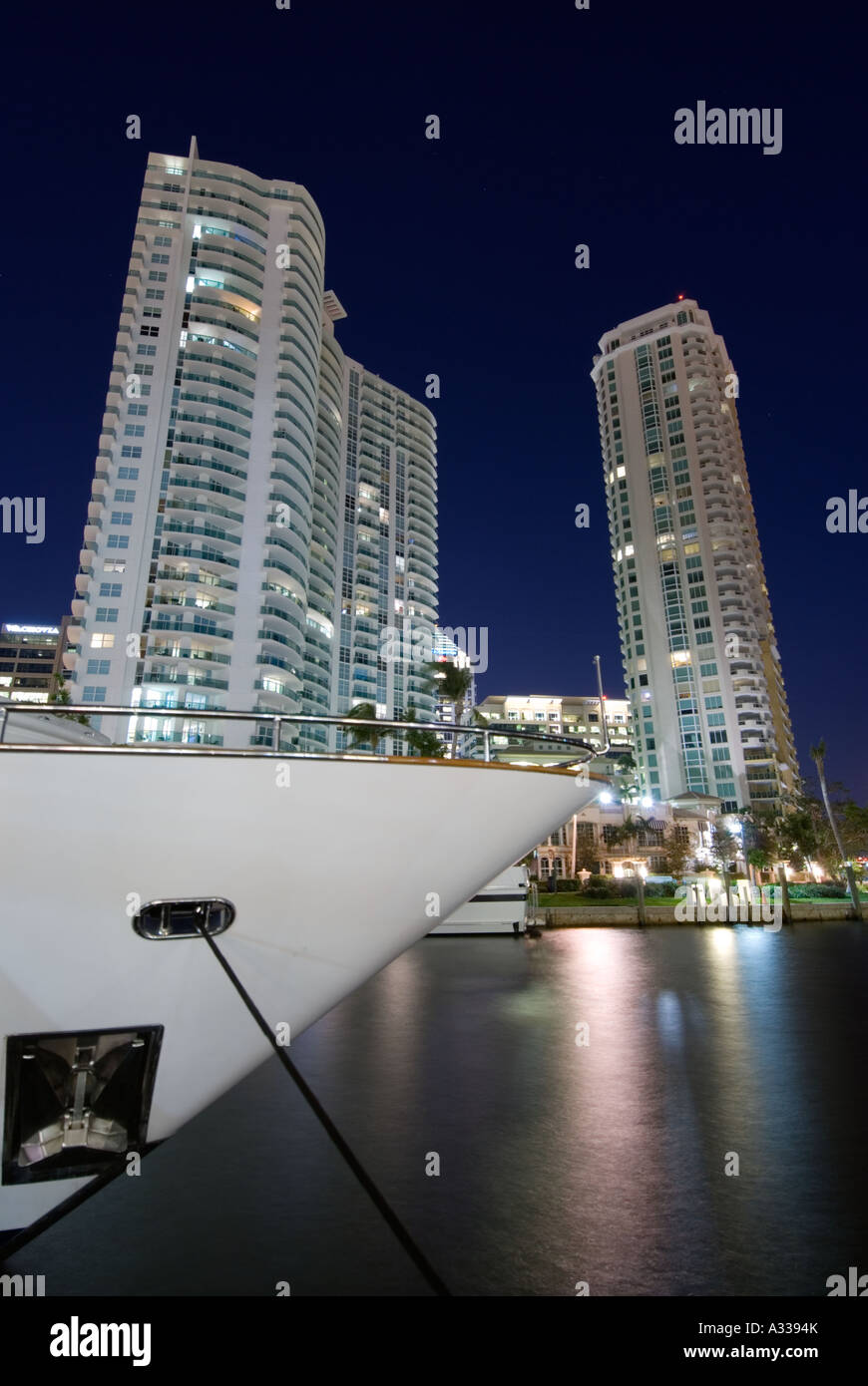 Passando sfocature in barca lungo il fiume di nuovo nel centro di Ft. Lauderdale, Florida, al tramonto. Foto Stock