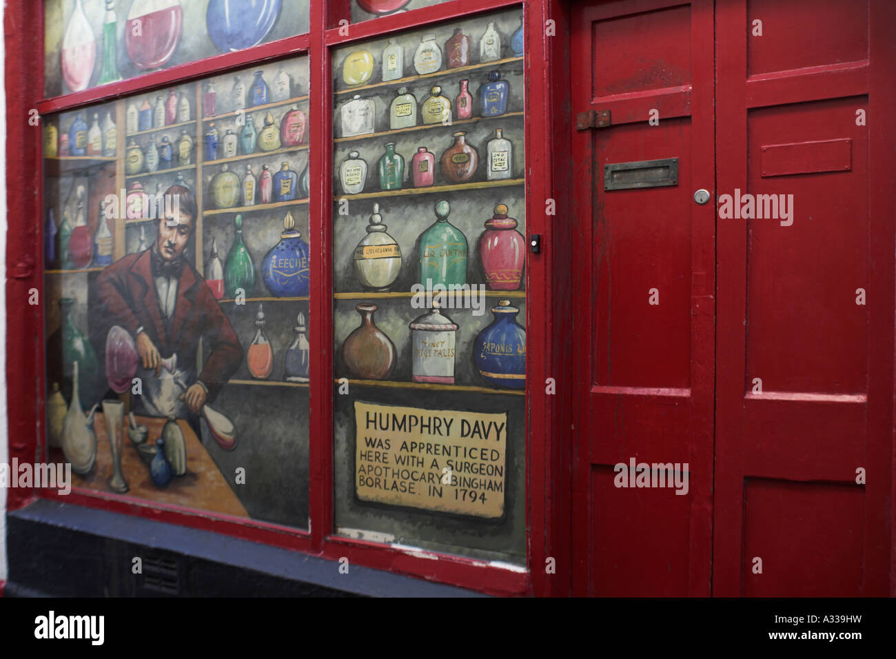 Penzance Cornwall Cornish Inghilterra Humphry Davy murale in vetrina inventore minatore della lampada di sicurezza Foto Stock