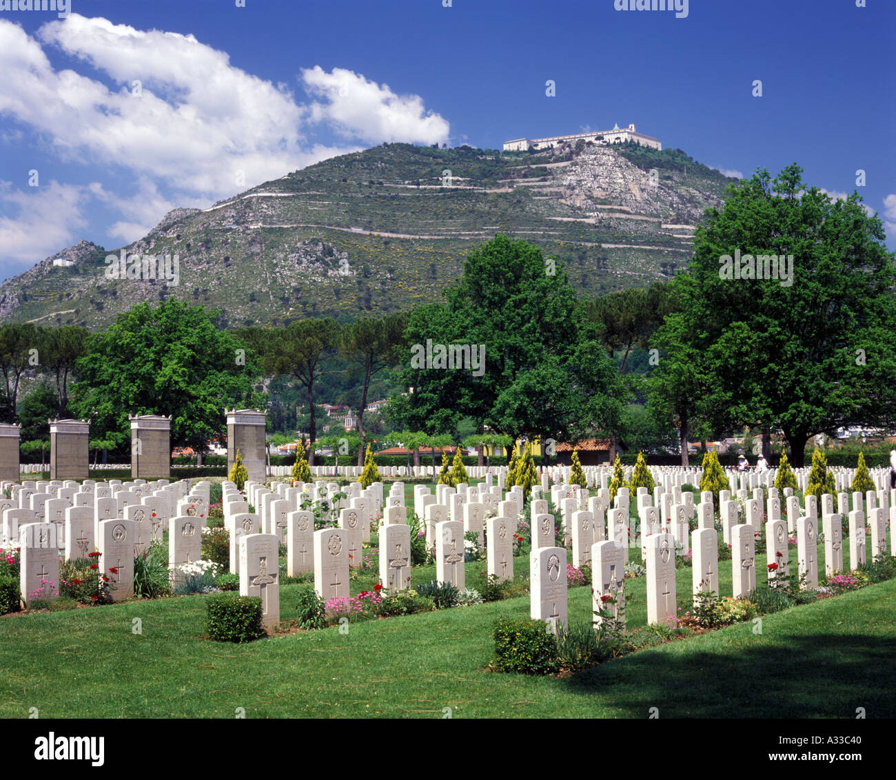 Monte Cassino Commonwealth War grave con abbazia di Cassino in background, Italia Foto Stock