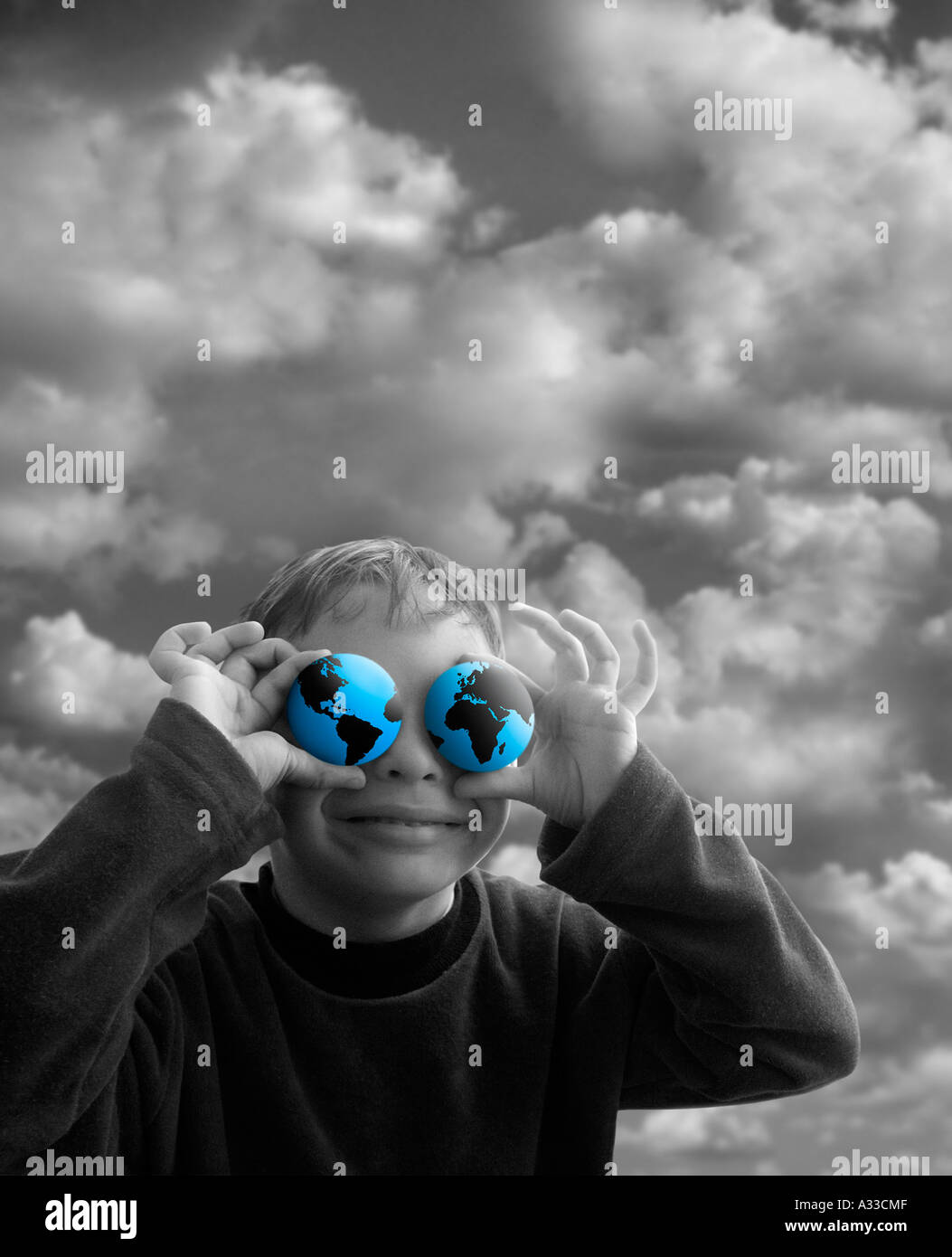 Ragazzo con globo mondo 8B1 Foto Stock