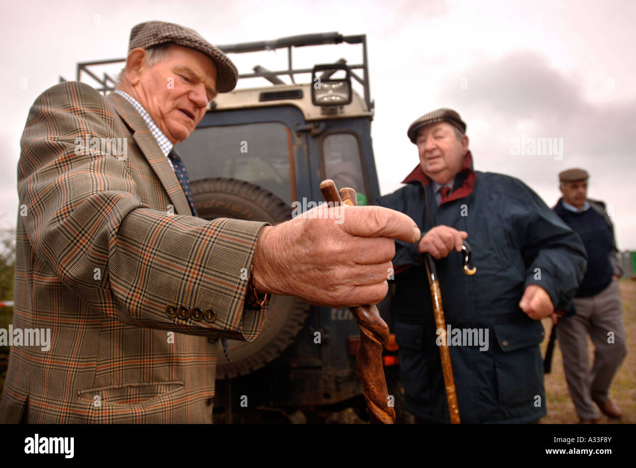 Due uomini confronta BASTONI DA PASSEGGIO A LIVELLO NAZIONALE CAMPIONATI HEDGELAYING VICINO A KILMINGTON WILTSHIRE OTT 2006 REGNO UNITO Foto Stock