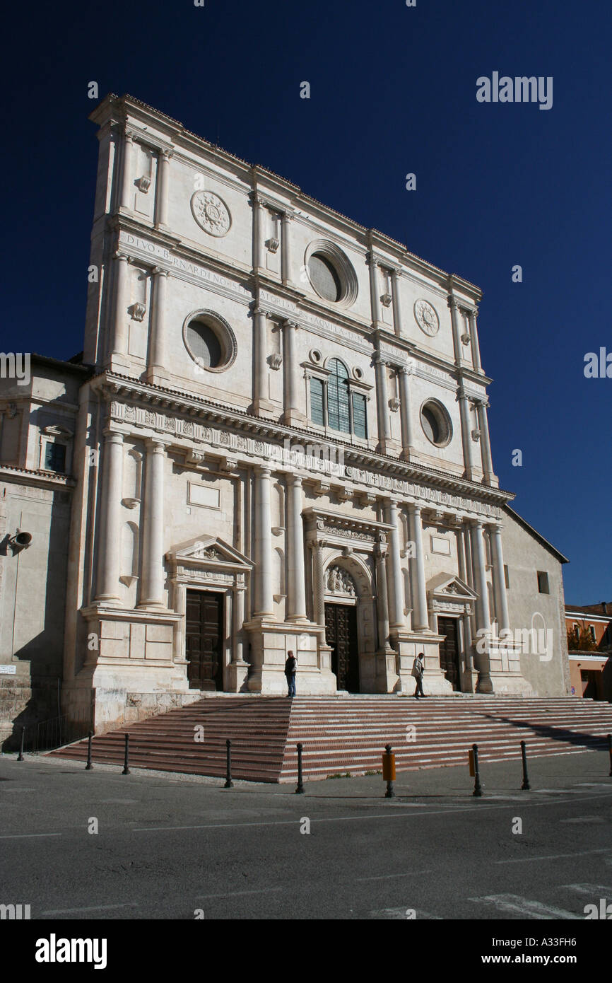 Insolita facciata di San Bernardino chiesa nel capoluogo regionale di L'Aquila, Abruzzo, Italia Foto Stock