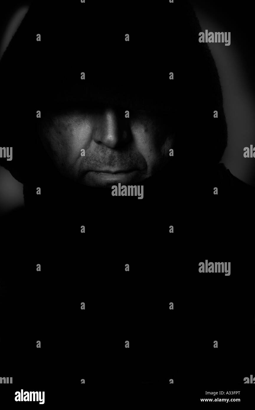 Uomo Incappucciato In Bianco E Nero Foto Stock Alamy
