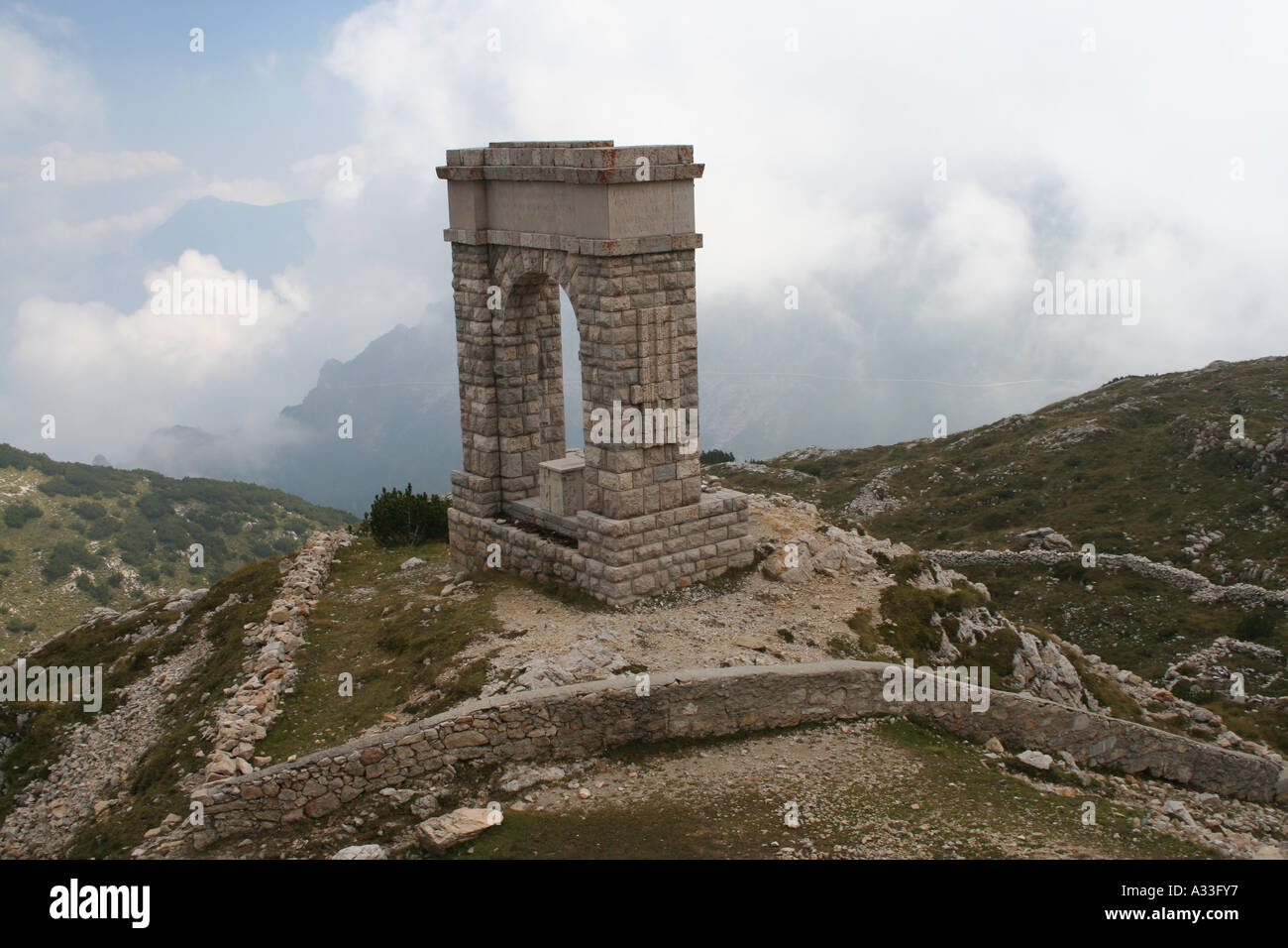 Il cosiddetto arco romano risalente al periodo fascista, in Pasubio mountain range, Veneto, Italia Foto Stock