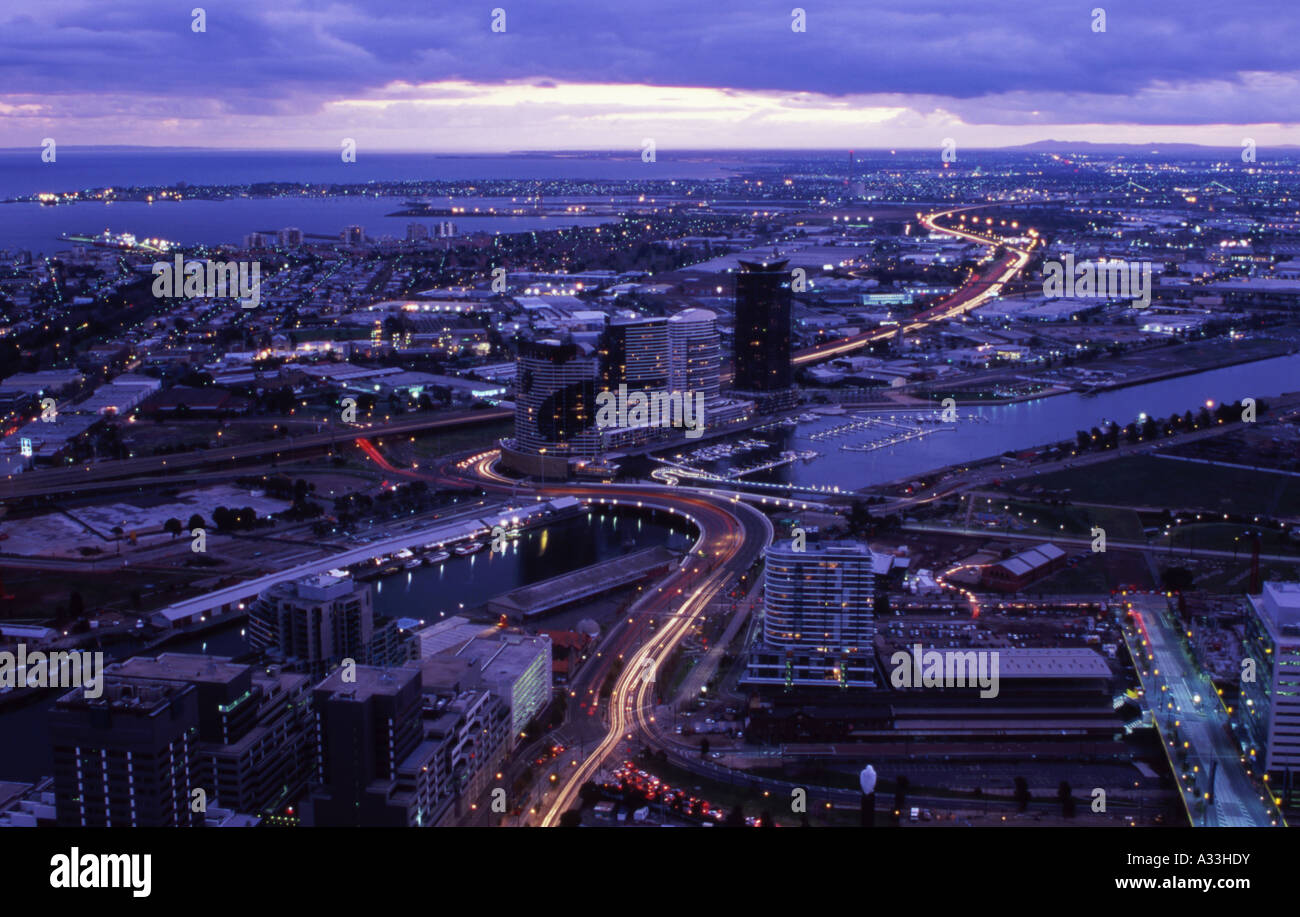 Il Docklands Hwy AKA Wurundjeri modo la giunzione con il West Gate Fwy voce a sud di Melbourne Victoria Australia Foto Stock