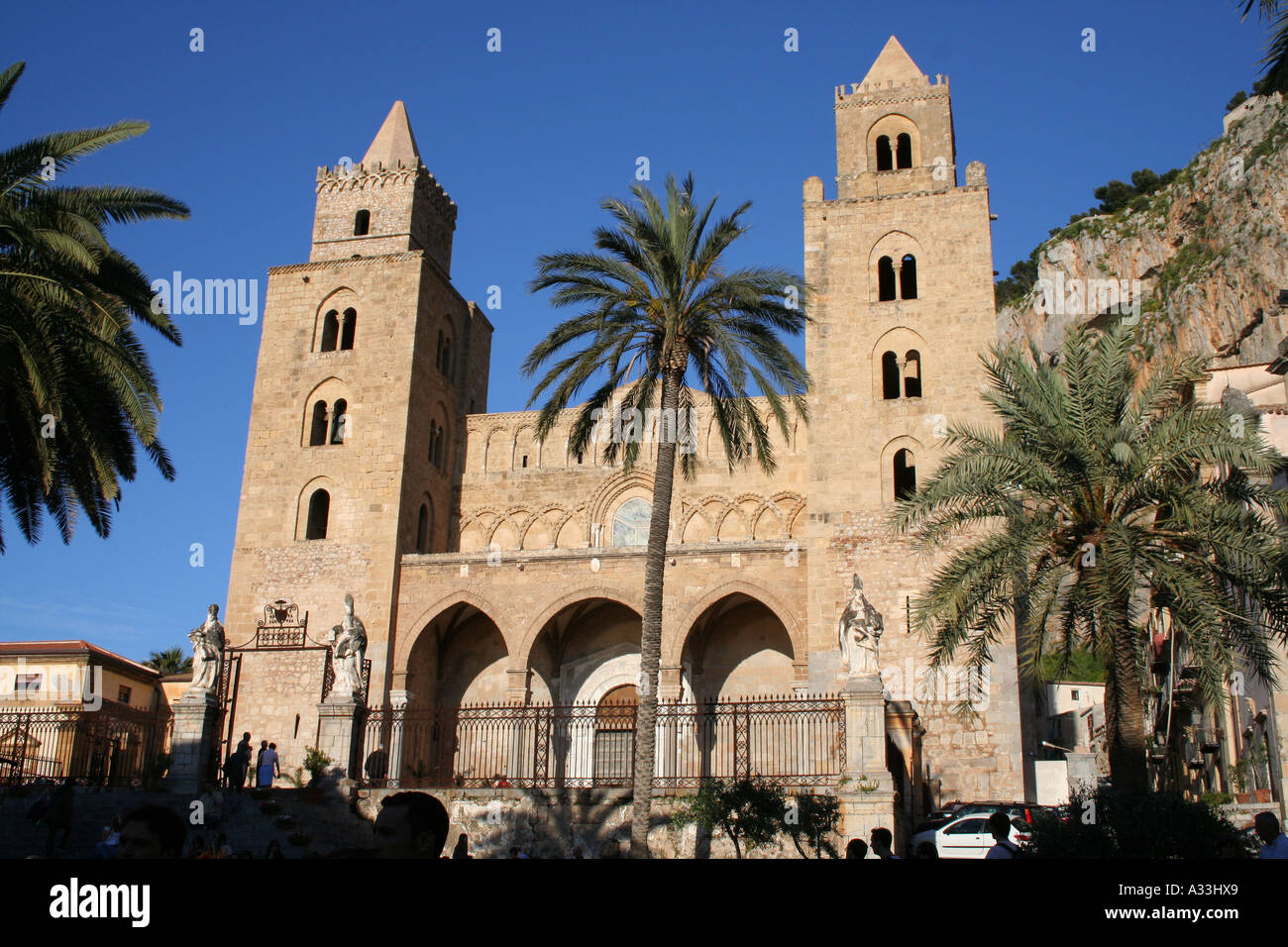 Twin-cattedrale turrito presso l'attraente centro storico città costiera di Cefalù, Sicilia, Italia. Foto Stock