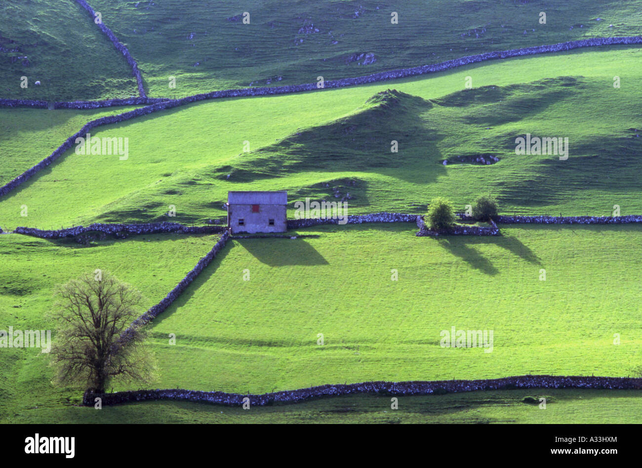 Fienile in bianco area di picco del Parco Nazionale di Peak District Debyshire Inghilterra Foto Stock