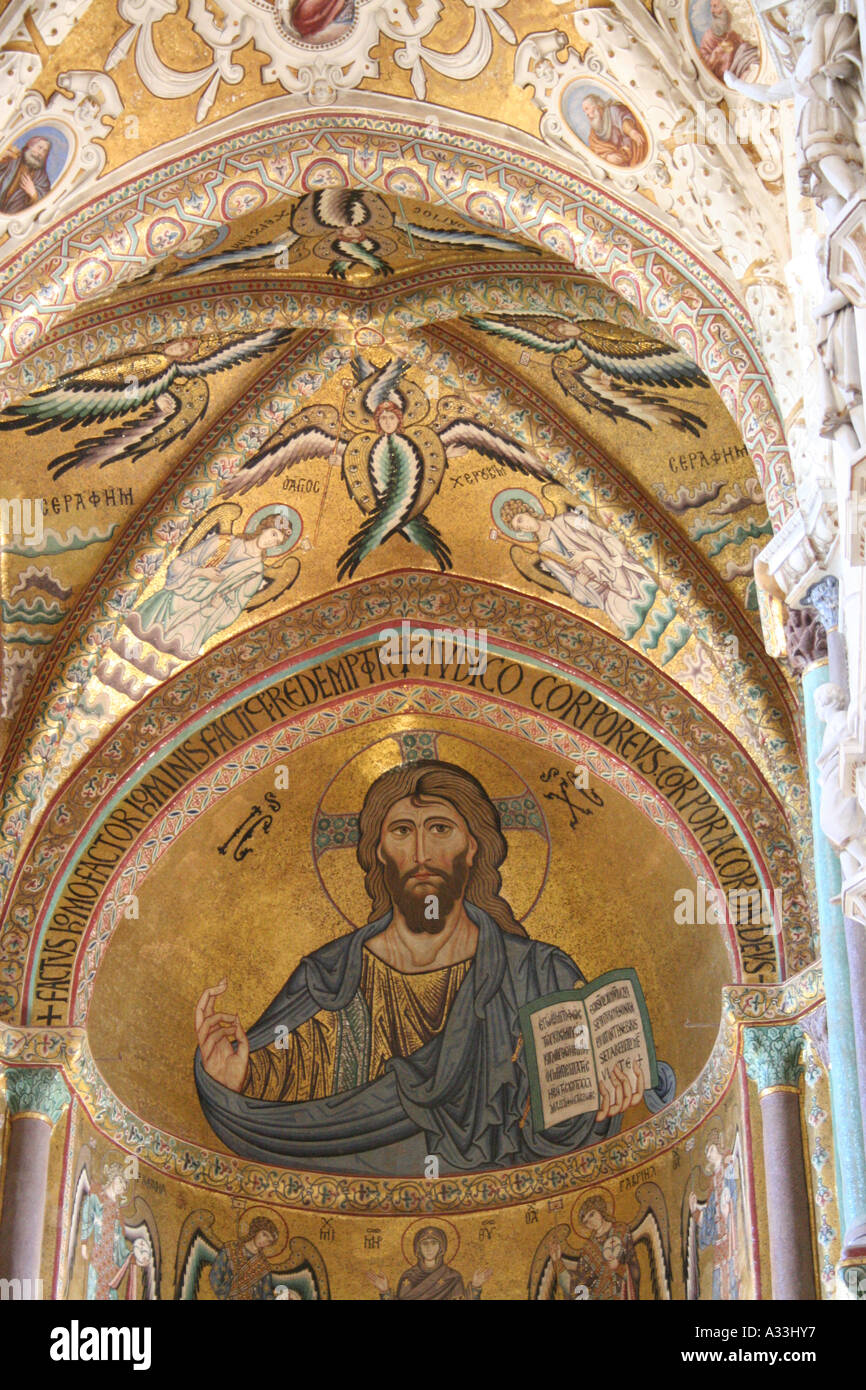 L'oro meravigliosi mosaici bizantini nella cattedrale di Cefalù, Sicilia, raffiguranti Cristo. Foto Stock