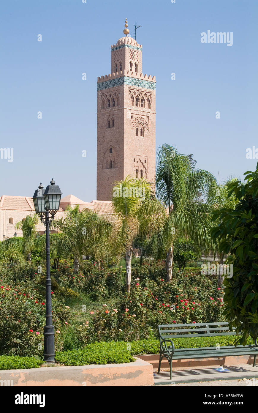 La Moschea Kotoubia, Marrakech, Marocco. 1195. Minareto e giardino Foto Stock