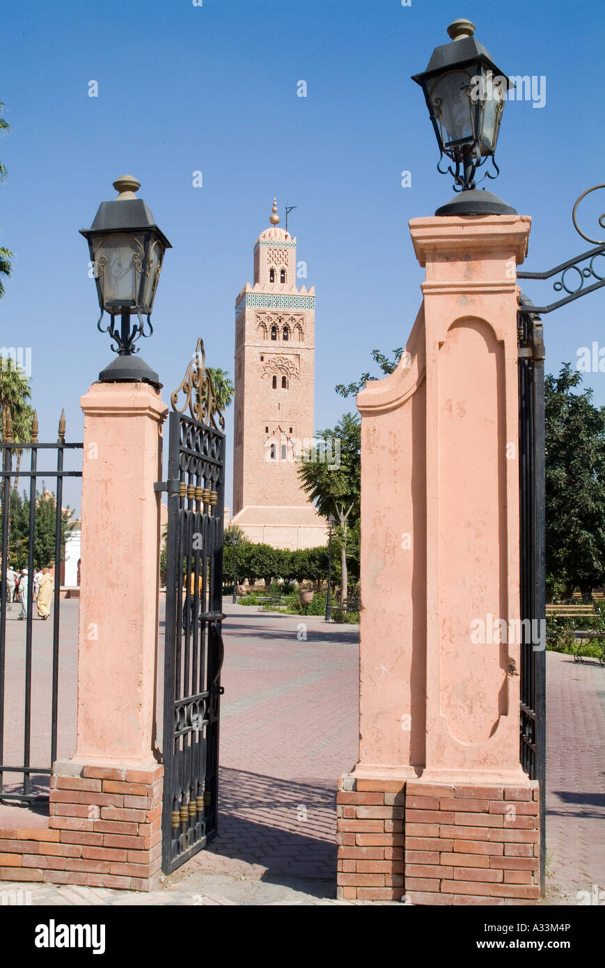La Moschea Kotoubia, Marrakech, Marocco. 1195. Minareto e cancello di ingresso Foto Stock