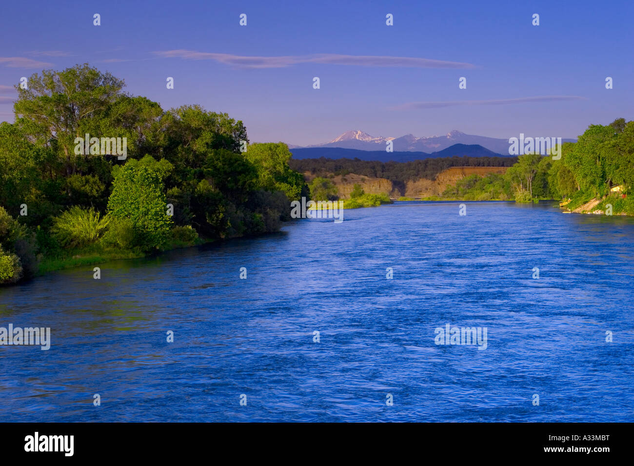 Del Fiume Sacramento con il Monte Lassen in background, California settentrionale. Foto Stock