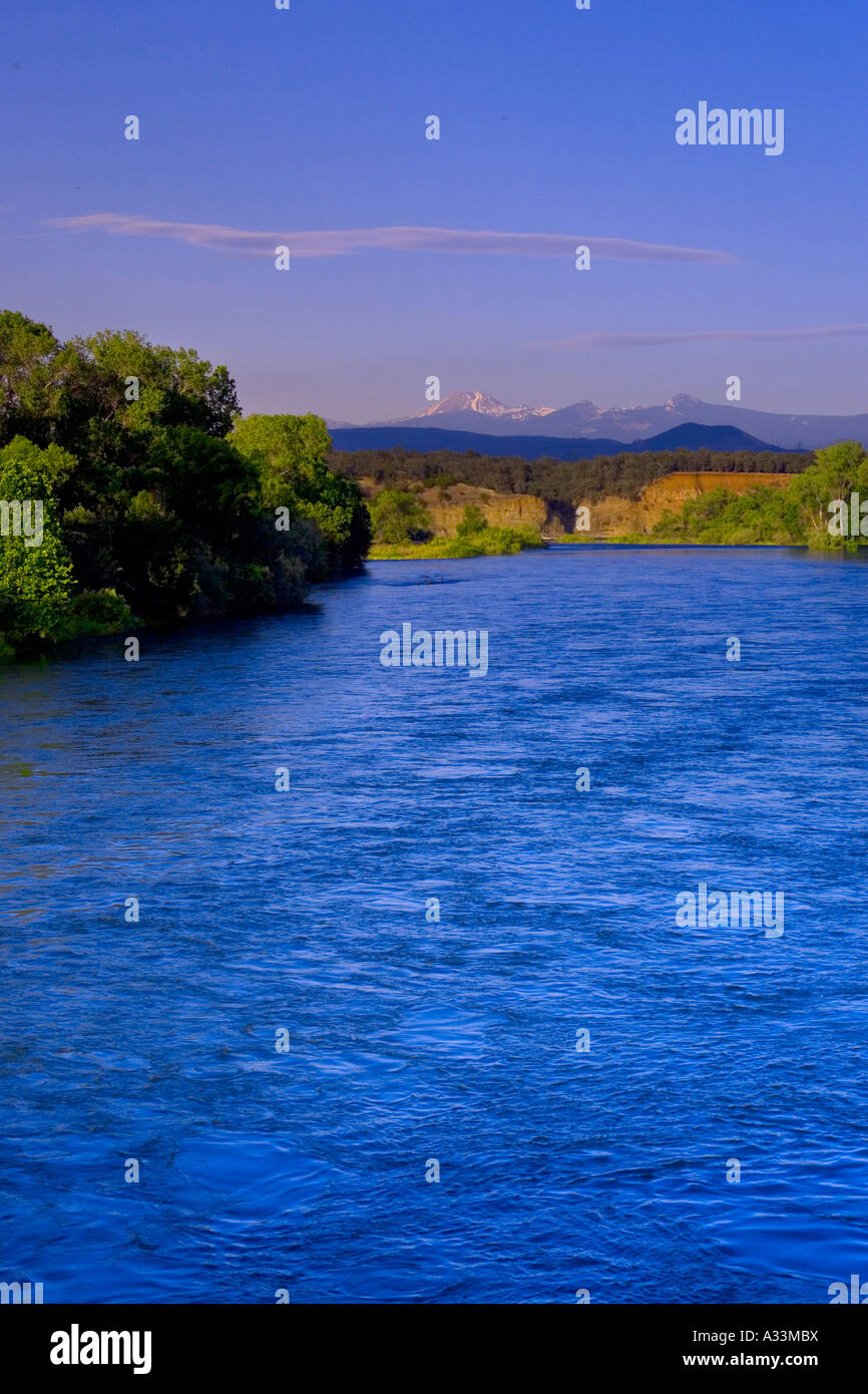 Del Fiume Sacramento con il Monte Lassen in background, California settentrionale. Foto Stock