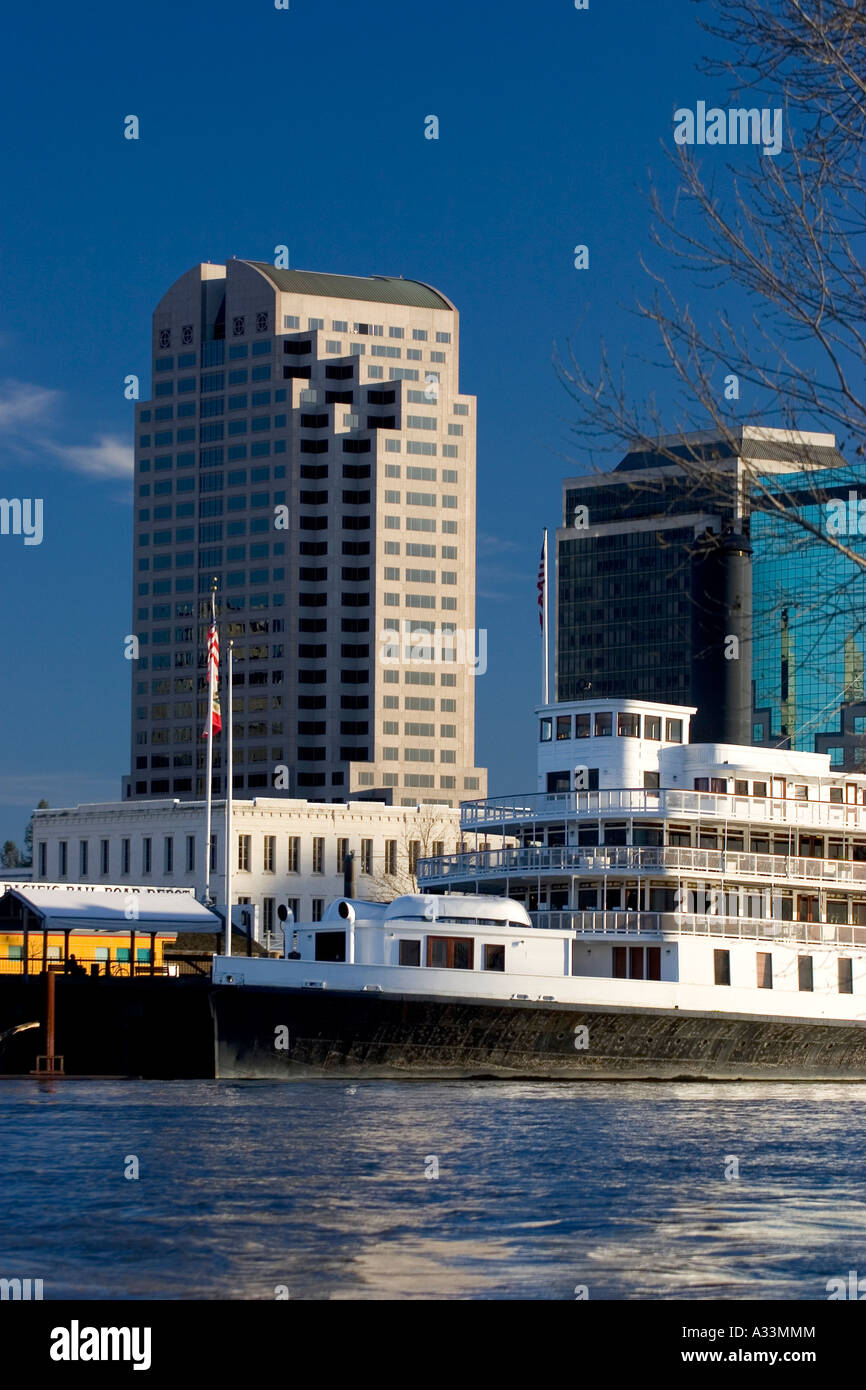 Il Delta King in battello sul fiume Sacramento con la skyline di Sacramento in background, California settentrionale. Foto Stock