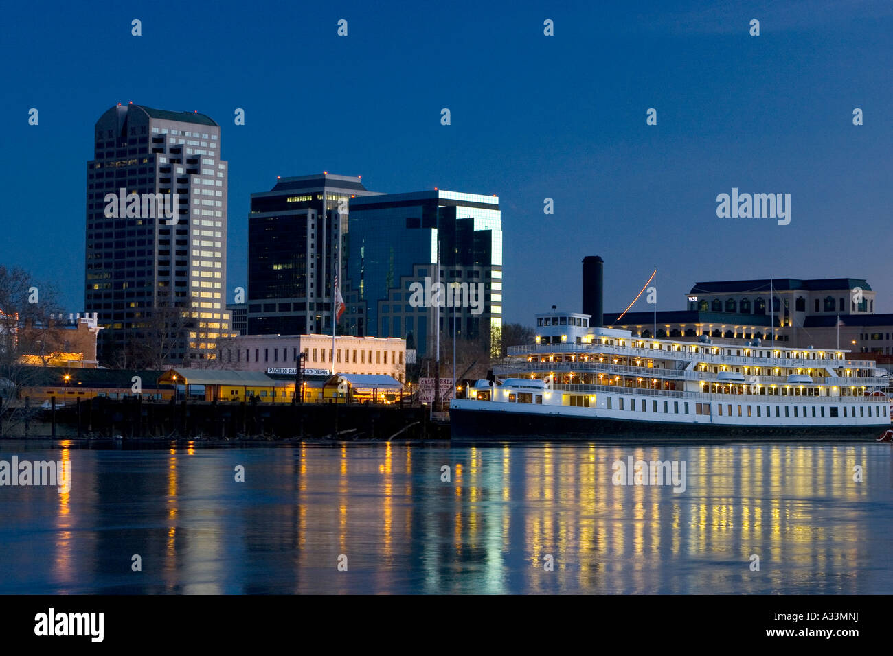 Il Delta King in battello sul fiume Sacramento al tramonto con la skyline di Sacramento in background, California settentrionale. Foto Stock