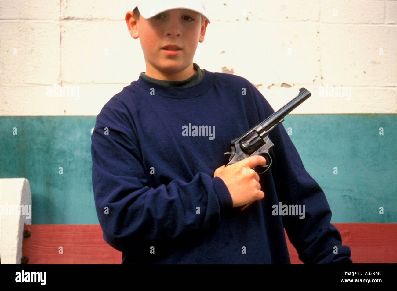 Ragazzo con la pistola MR 535 Foto Stock