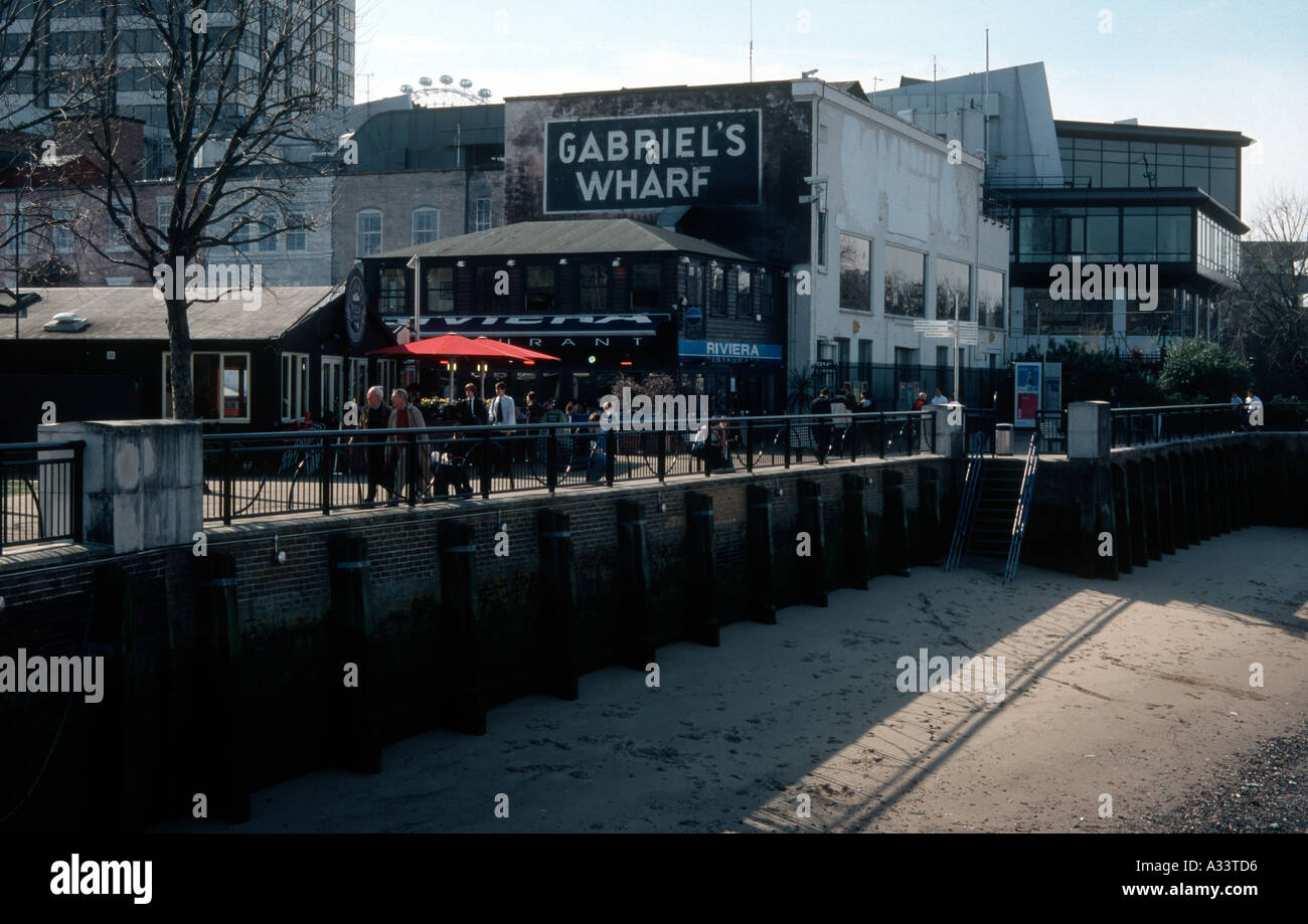 Riverside London south bank Gabriel s Wharf sunshine Foto Stock