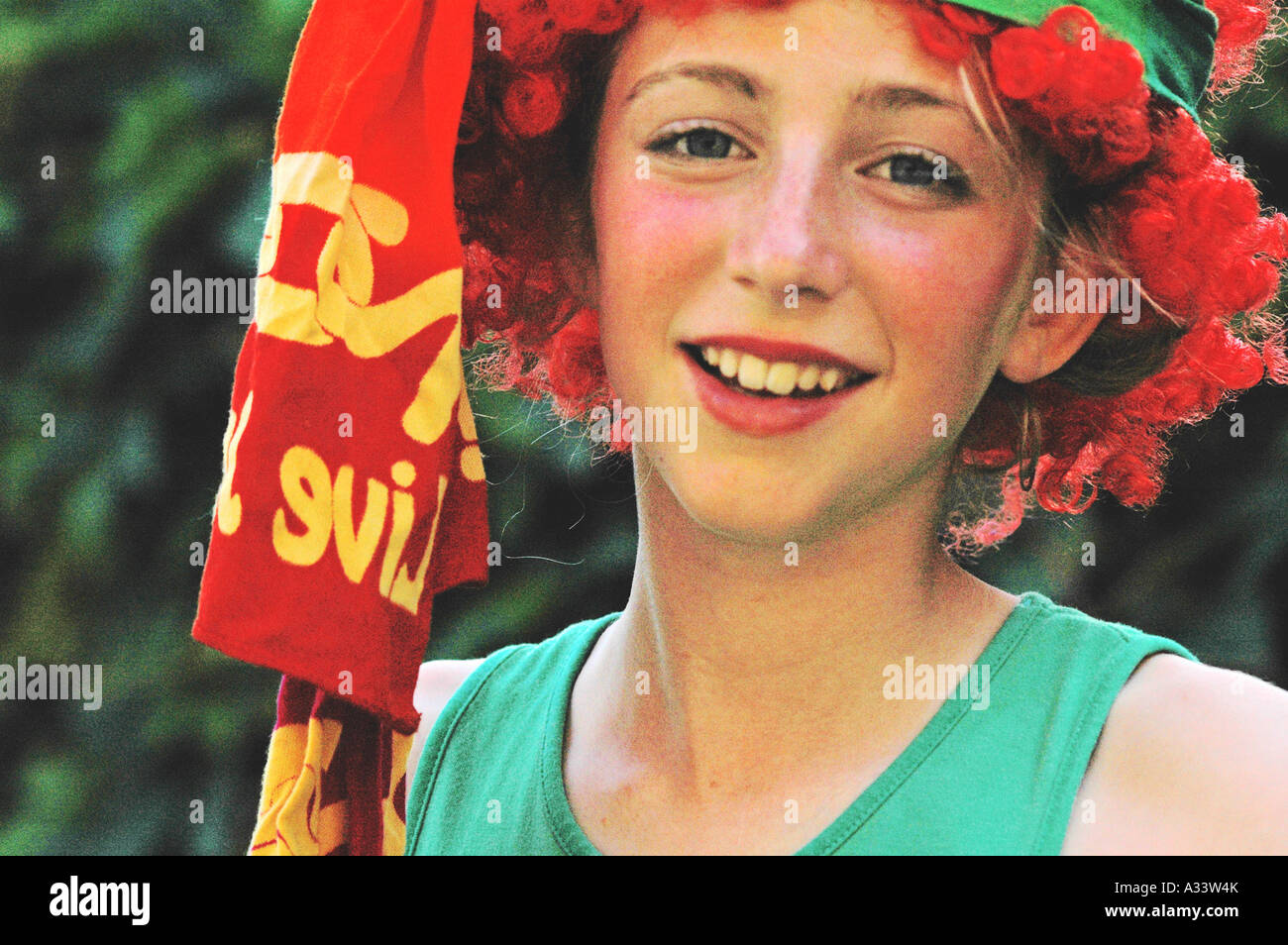 Ritratto di ragazza giovane e carina vestito come un hippy in colori psichedelici per un 1970s show Foto Stock