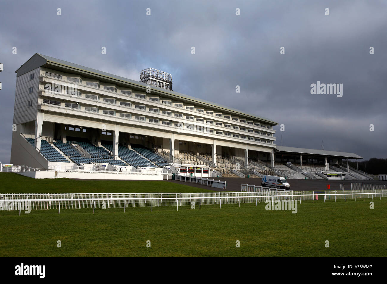 La tribuna a Epsom racecourse regno unito Foto Stock