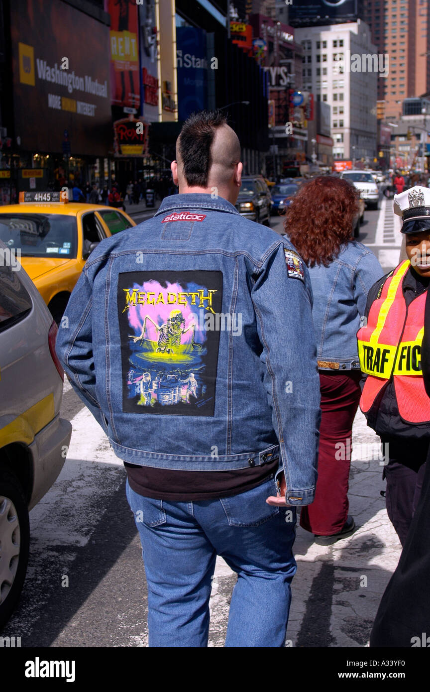 Un metallo pesante rock ventola con mohawk haircut e Megadeth decorate giacca passeggiate attraverso Times Square Foto Stock Un metallo pesante rock ventola con mohawk haircut e Megadeth decorate giacca passeggiate attraverso Times Square Foto Stock