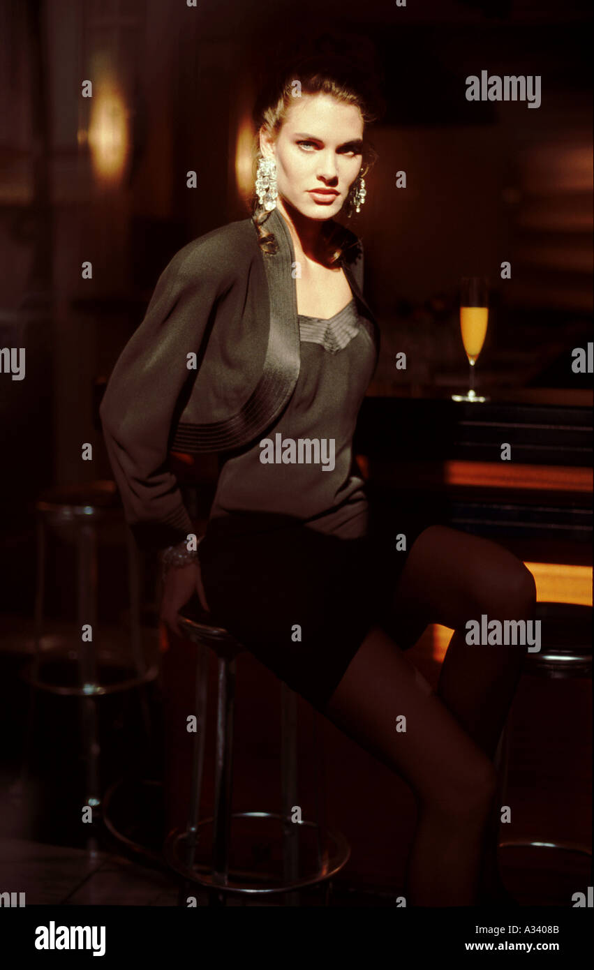 Giovane donna seduta in un bar. Foto Stock