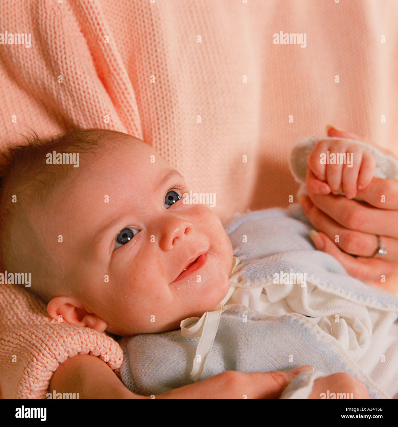 Close up di un giovane bambino essendo trattenuto dalla sua madre Foto Stock