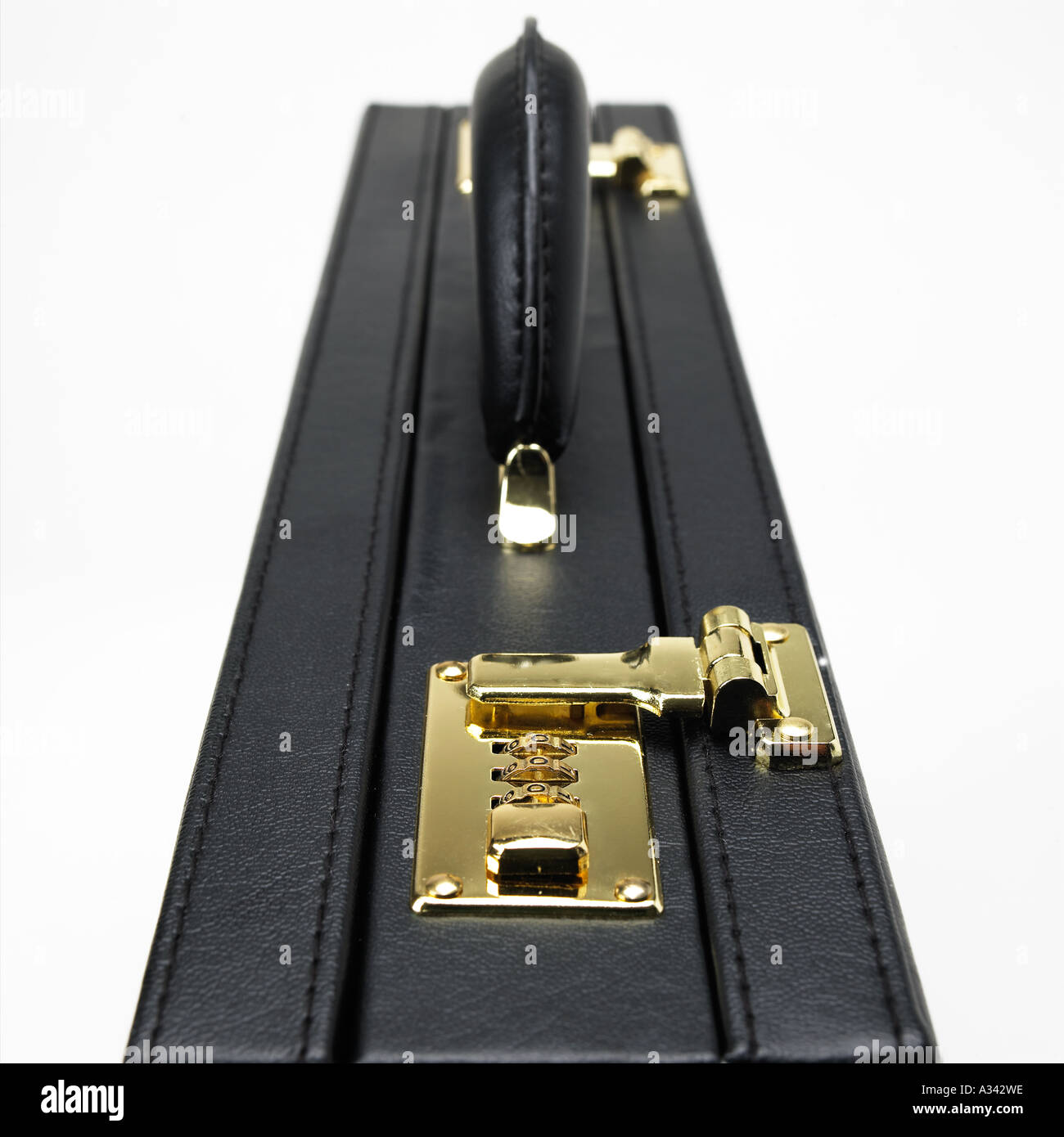 Valigetta nera con serratura a combinazione chiusa Foto Stock