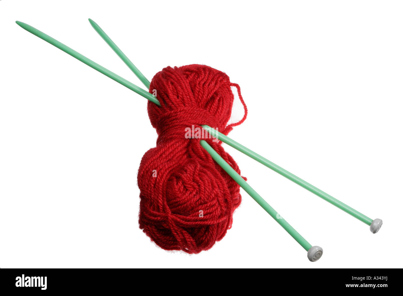 Una coppia di aghi da maglia e lana di colore rosso Foto stock - Alamy