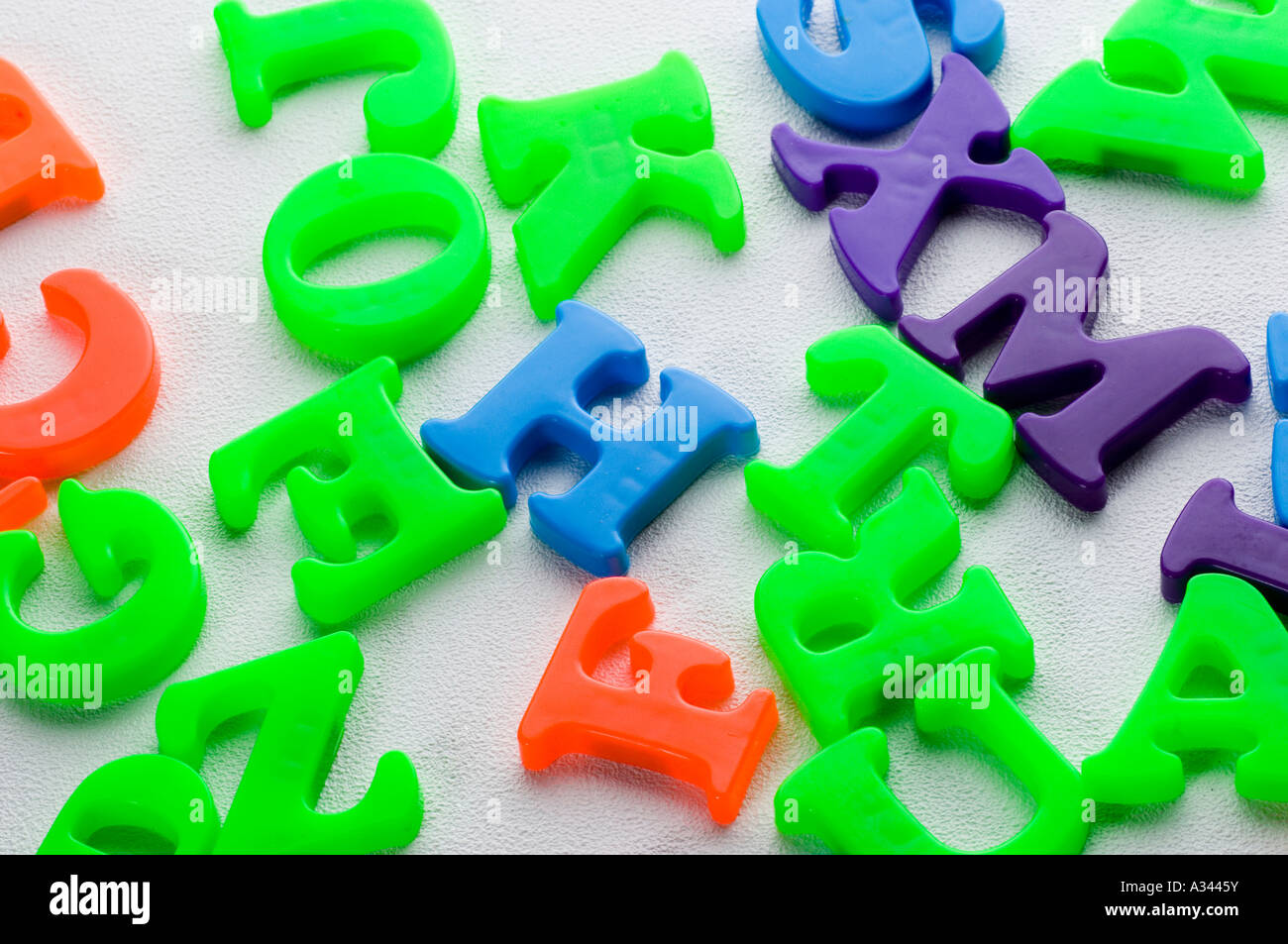 Close Up di alfabeti di plastica sulla superficie bianca Foto Stock