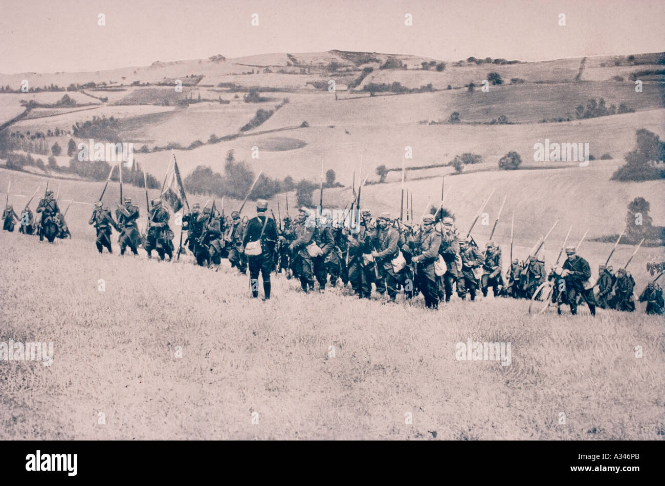 Fanteria francese ad avanzare attraverso i terreni agricoli nel nord est della Francia durante la prima guerra mondiale. Foto Stock