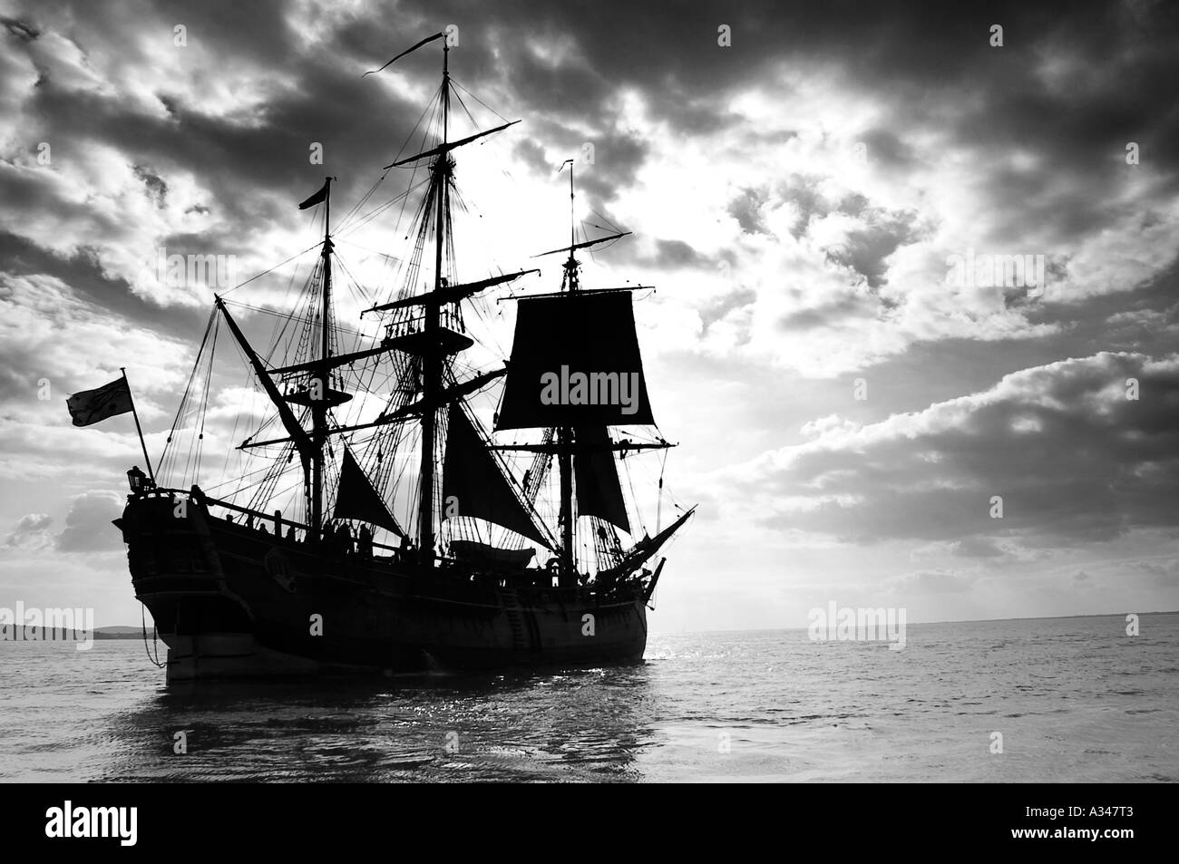 Barca,adesivo telato,Replica di James Cook's ship sforzarsi, Solent Isle of Wight Inghilterra enorme tramonto Foto Stock