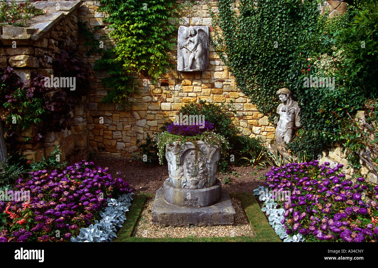 Una parte del giardino all'italiana, il castello di Hever, vicino a Edenbridge, Kent, Inghilterra Foto Stock