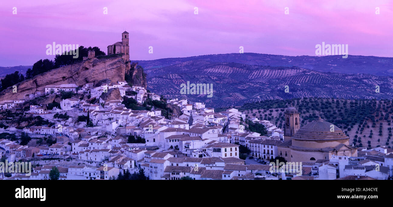 Villaggio di Montefrio al crepuscolo , Andalusia , Spagna. Foto Stock