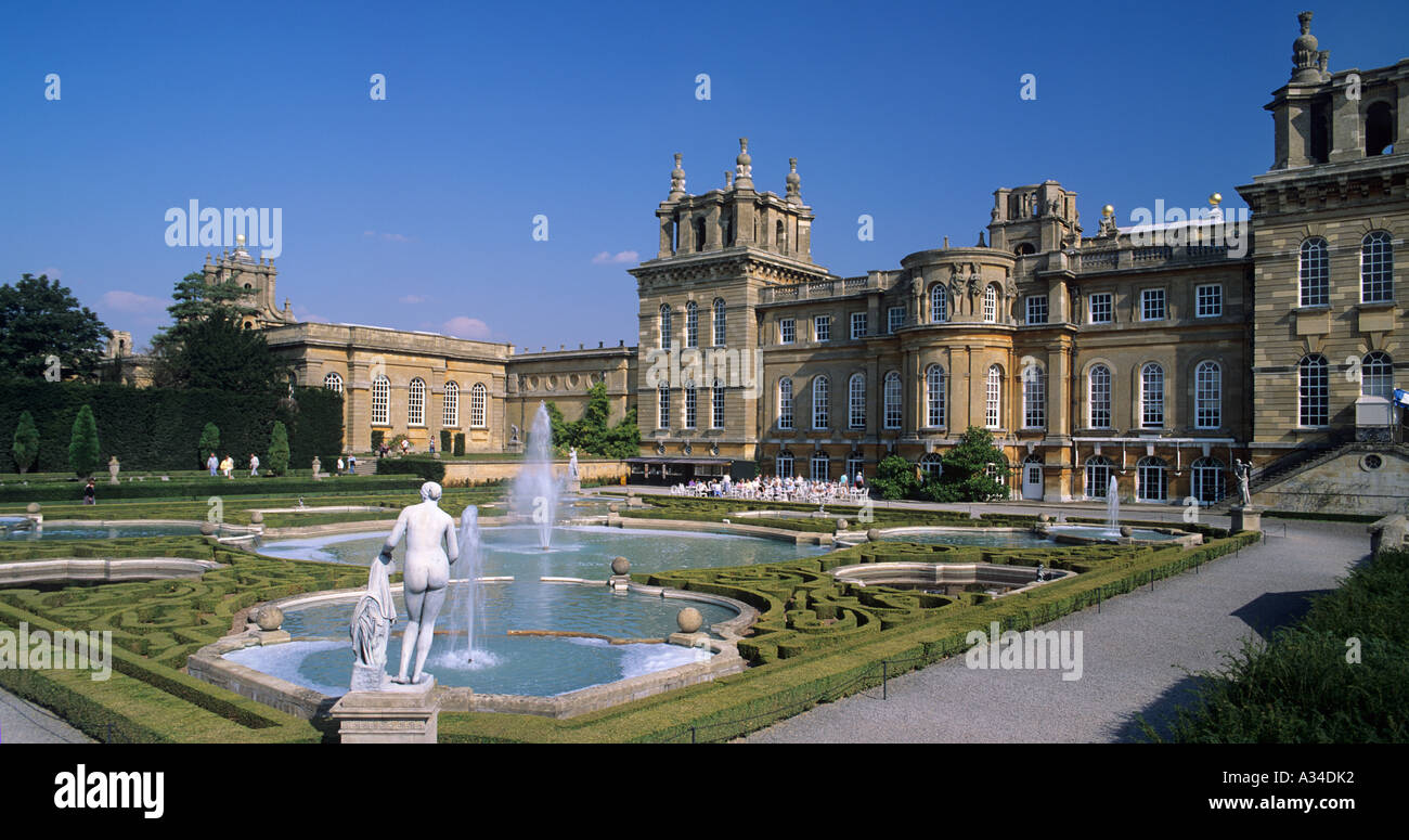 Il Palazzo di Blenheim e acqua terrazze, Woodstock, Oxfordshire, Inghilterra. Foto Stock