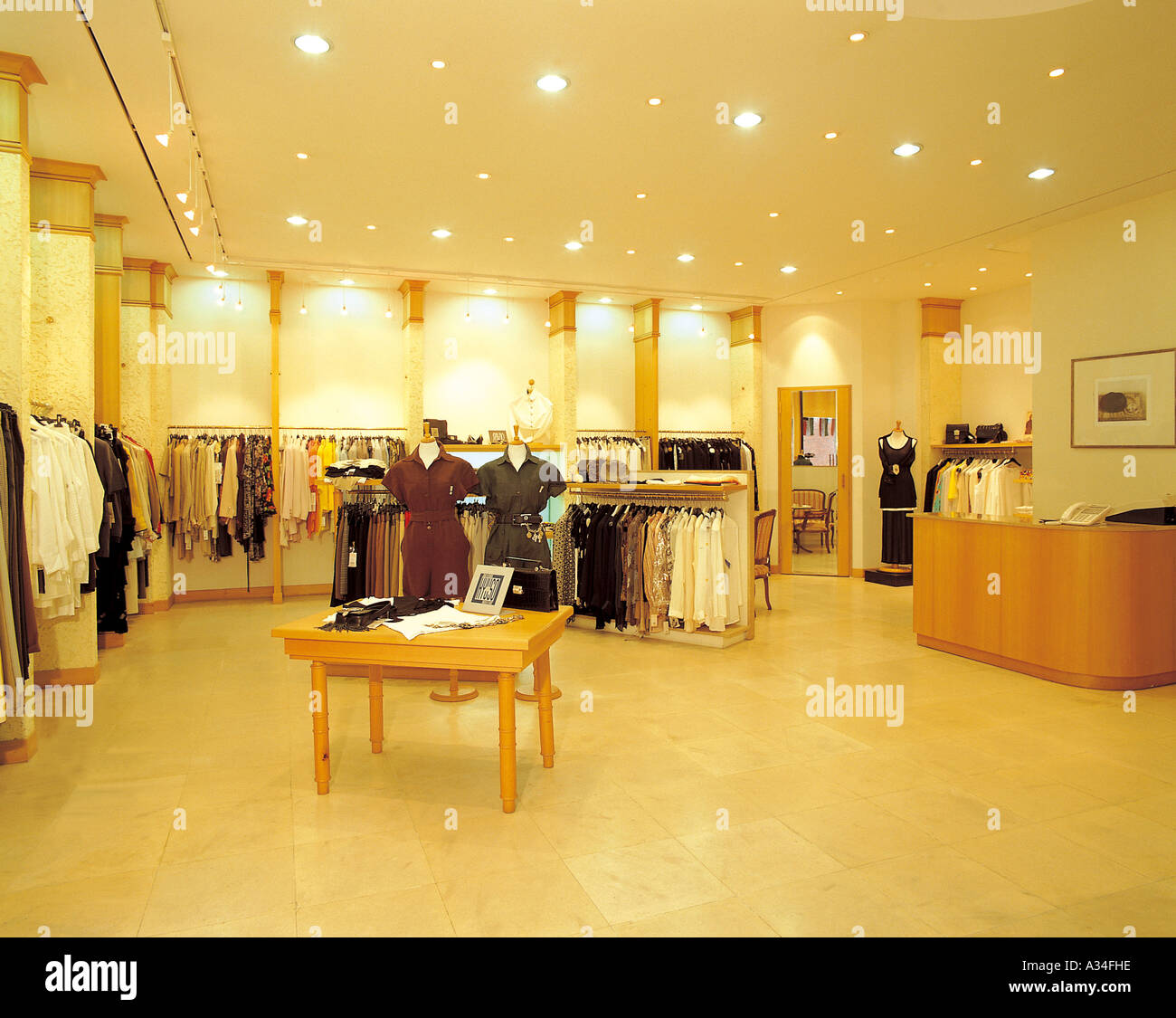 Negozio di abbigliamento,shop interno,dress,stoffa,vestiti,displ Foto Stock