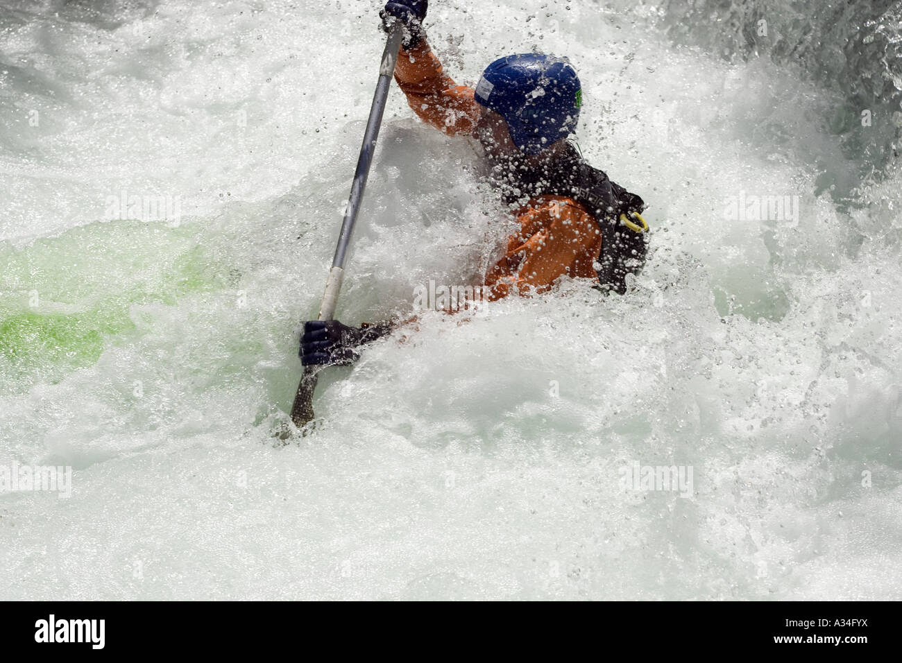 Fare kayak in acqua bianca Foto Stock