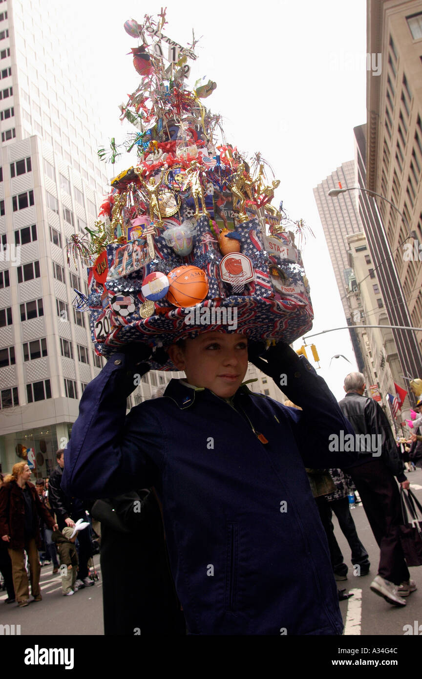 Migliaia di giro in un cupo Domenica di Pasqua per la parata annuale a turisti e residenti di New York è venuto nel loro domenica miglior abbigliamento per gawk all'whimsical di cappelli e abiti di persone indossavano Foto Stock